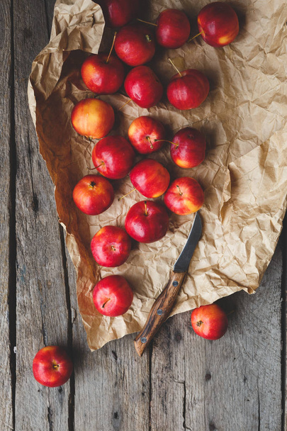 Rode kleine appels op het oude hout - Foto, afbeelding