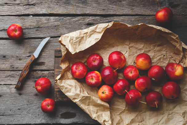 Manzanas rojas en la madera vieja
 - Foto, imagen