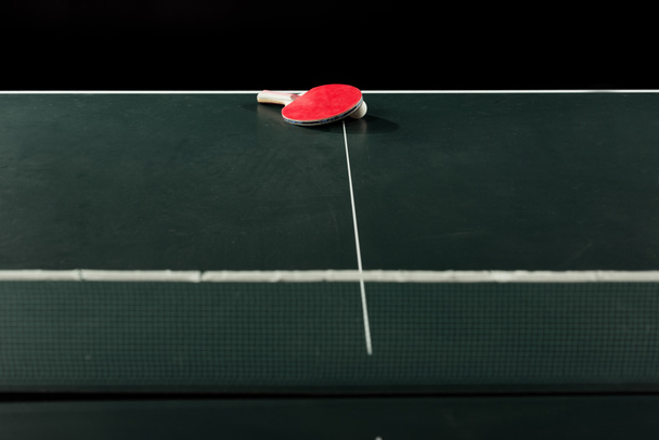 close up view of tennis racket and ball on tennis table isolated on black - Φωτογραφία, εικόνα