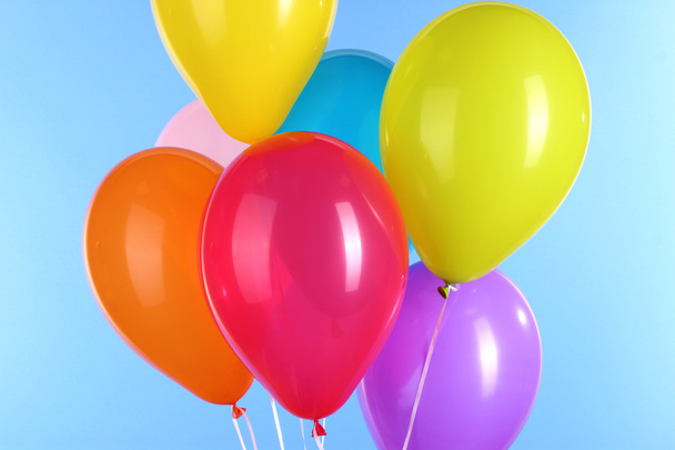 colorful balloons on blue background - Foto, afbeelding