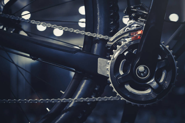 Zbliżenie mechanizmu mechanizmów rowerowych i łańcucha na rowerze górskim. Pedały z roweru górskiego. Zamknij szczegółowy widok - Zdjęcie, obraz