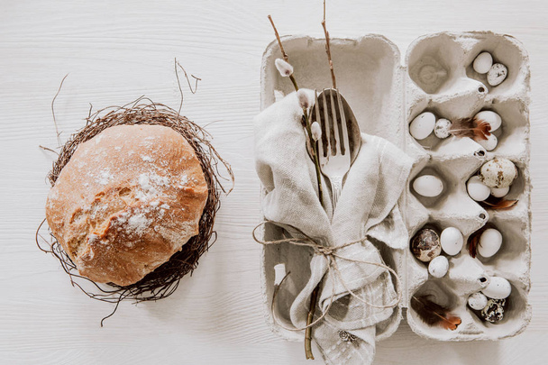 Přírodní velikonoční dekorace na stůl s příbory v Plato od vajec a h - Fotografie, Obrázek