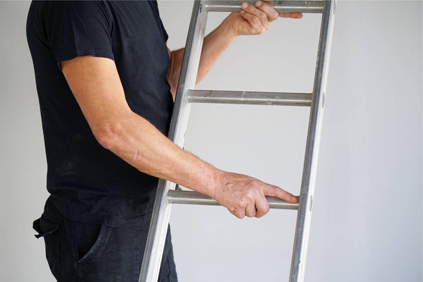 працівник з алюмінієвими сходами
 - Фото, зображення