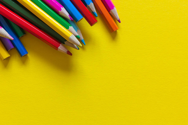 Crayons de couleur dispersés sur fond de papier jaune. Espace de copie
. - Photo, image