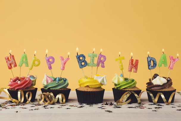 Кексы со свечами написание слова с днем рождения
 - Фото, изображение