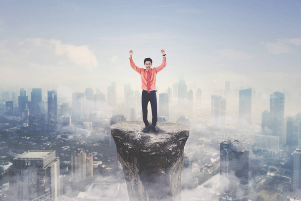 Επιτυχημένος επιχειρηματίας στέκεται στο βουνό - Φωτογραφία, εικόνα