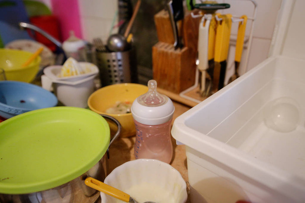 Platos sucios en una cocina doméstica - Foto, Imagen
