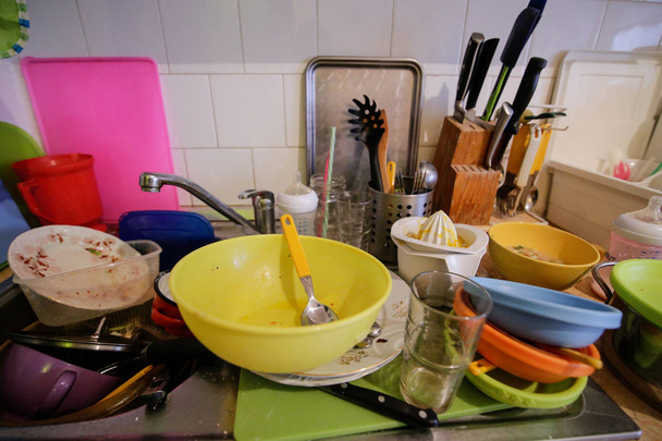 Des plats sales dans une cuisine domestique - Photo, image