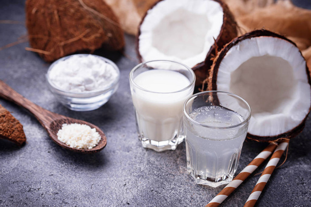 Zestaw mleko kokosowe, woda, olej i wióry.  - Zdjęcie, obraz