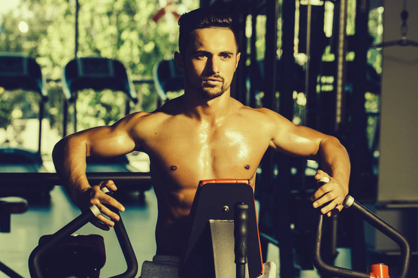 muscular man training in gym - Foto, Imagem