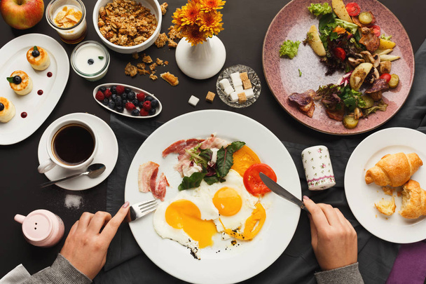 Restaurant breakfast with bacon and fried eggs - Zdjęcie, obraz