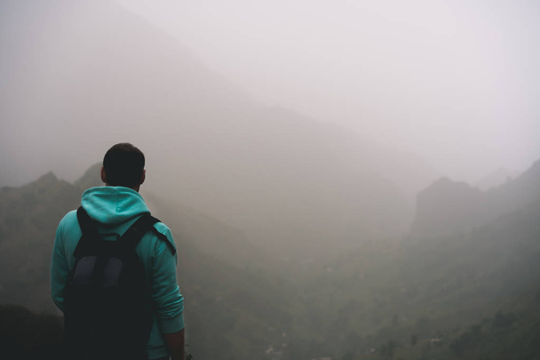 Voyageur en sweat à capuche devant un paysage rural avec des montagnes et le ravin de la vallée de Paul. Île de Santo Antao, Cap Vert
 - Photo, image