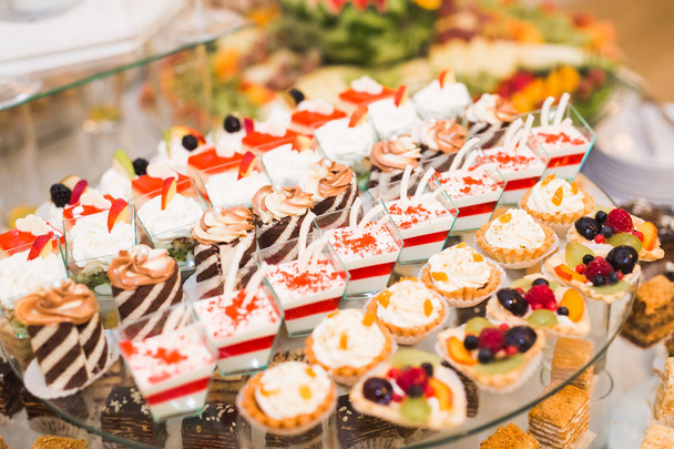 Delicious sweets on wedding candy buffet with desserts, cupcakes - Fotografie, Obrázek