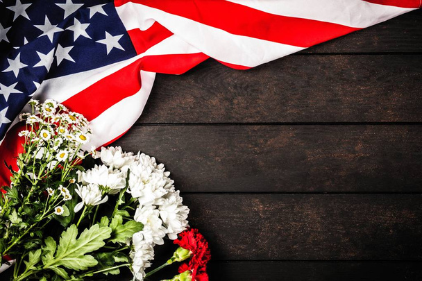 Bandera de EE.UU. sobre fondo de madera
 - Foto, Imagen