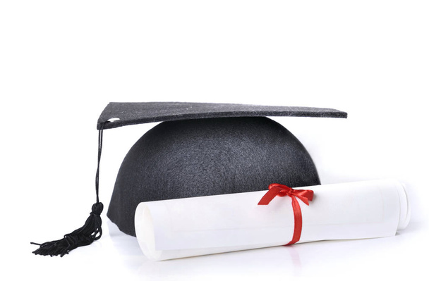 diplomás hengerelt és fekete kalap  - Fotó, kép