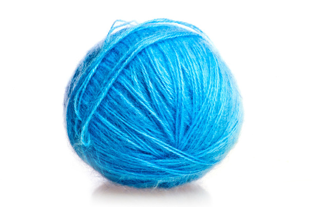 Palla blu di fili di lana su sfondo bianco
 - Foto, immagini
