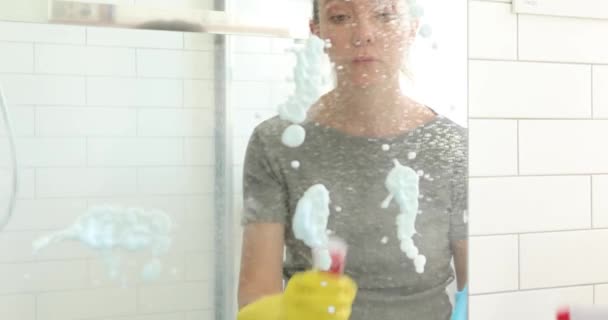 Nainen pesee peiliä kylpyhuoneessa puhdistus
 - Materiaali, video