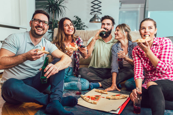 Fiatal barátok csoportja eszik pizza.Home party.Fast food koncepció. - Fotó, kép