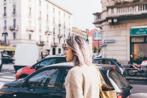 Taille van jonge Kaukasische paars grijs haar vrouw buiten in de stad - Foto, afbeelding