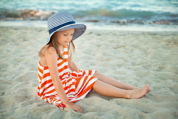 Мила дівчина на пляжі на захід сонця. Майорка, Іспанія - Фото, зображення