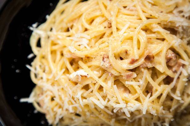 Spaghetti carbonara con huevo y panceta
 - Foto, imagen