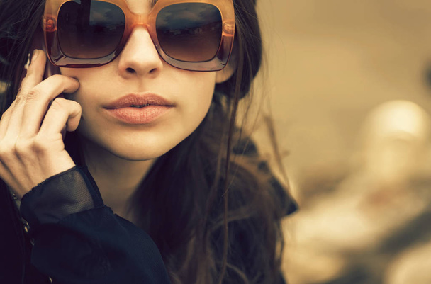 pretty woman in stylish, fashionable, vintage brown sunglasses - Fotografie, Obrázek