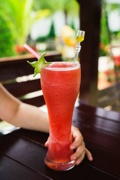 Yaz karpuz taze sallamak yakın çekim. Serinletici bir tropikal içki. - Fotoğraf, Görsel