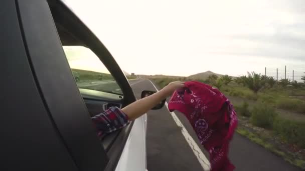 Красива жінка з вікна автомобіля насолоджується поїздкою
 - Кадри, відео