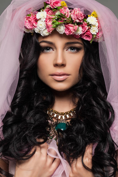 Красивое лицо женщины с цветами
.  - Фото, изображение