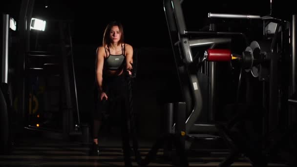 Vrouwelijke atleet met zware touwen op de sportschool uit te werken. - Video
