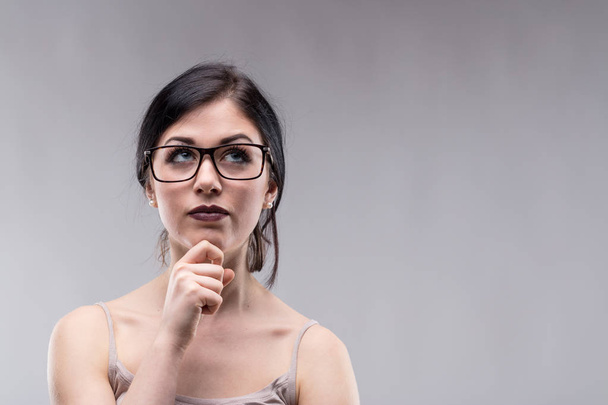 Vonzó nő szemüveg mély gondolkodás - Fotó, kép
