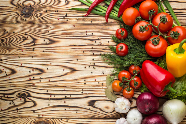 Složení s různé raw bio zeleninu jako jsou rajčata, papriky, bylinky, cibuli a česnek. Detoxikační dietu. Pohled shora - Fotografie, Obrázek