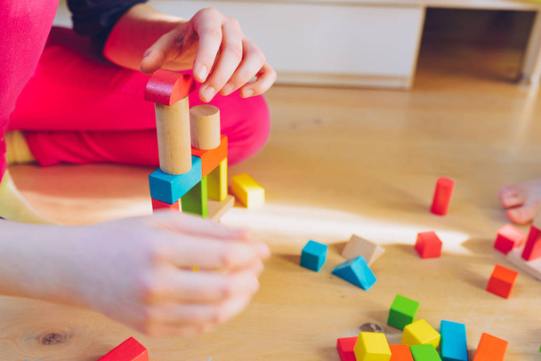enfant jouant avec des blocs de bois colorés
 - Photo, image