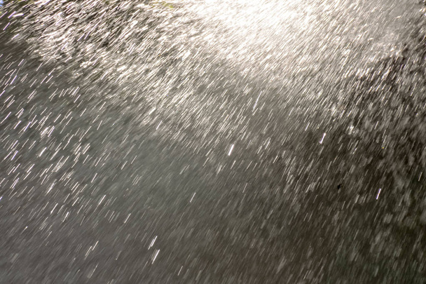 Foto Imagen de una hermosa cascada de agua salpicada - Foto, imagen