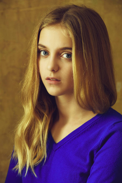 pretty girl with long blonde hair in blue jersey - Zdjęcie, obraz