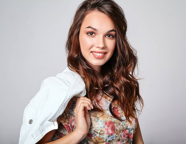 Πορτραίτο του νεαρό κομψό γέλιο κορίτσι μοντέλο σε πολύχρωμο καλοκαίρι casual ρούχα με φυσικό μακιγιάζ που απομονώνονται σε γκρι φόντο. Βλέπουν τα φωτογραφικών μηχανών - Φωτογραφία, εικόνα
