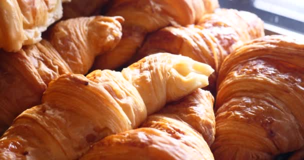 Franse krokante croissants, gebak, zelfgemaakte bakkerij op display voor klanten, traditionele winkel heerlijke ochtend ontbijt keuze van gebak - Video