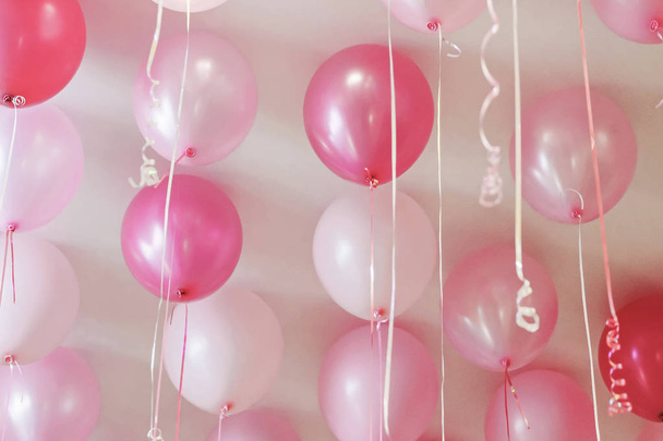 рожеві кульки на стелі
  - Фото, зображення