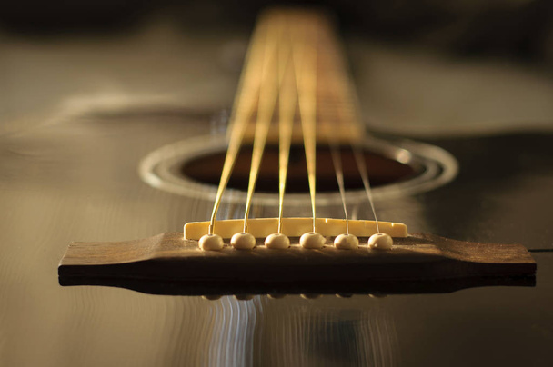 Чёрная акустическая гитара
 - Фото, изображение