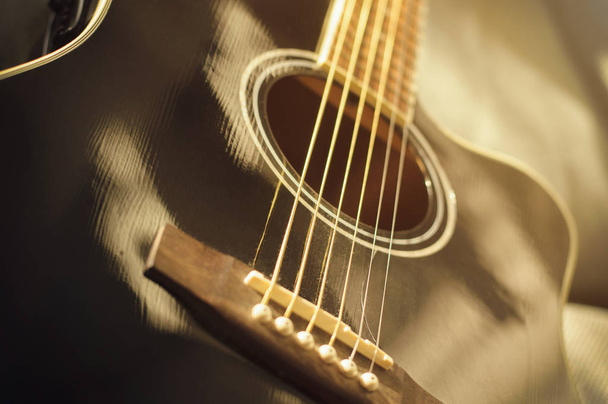 Чёрная акустическая гитара
 - Фото, изображение
