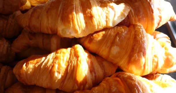 Французские хрустящие круассаны хлебобулочные изделия, домашняя выпечка на выставке для клиентов, традиционный магазин вкусный завтрак выбор выпечки
 - Кадры, видео