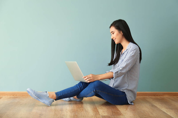 Young Asian woman using laptop on floor indoors - Foto, Imagem