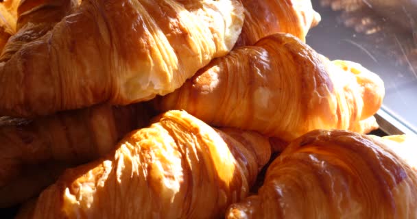 ディスプレイ向けでは、ペストリーの伝統的なお店のおいしい朝の朝食の自家製パン屋さんの焼き菓子、フランスのサクサクのクロワッサン - 映像、動画