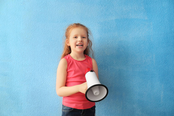 Aranyos kislány megafon a színes háttér - Fotó, kép