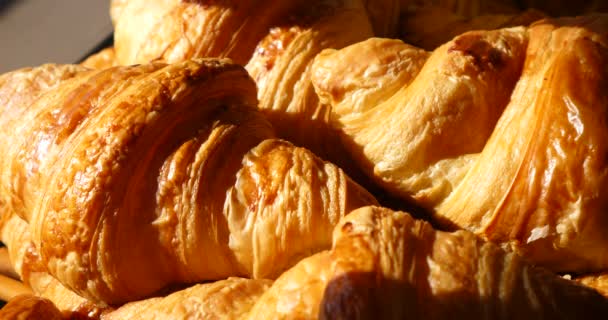Croissants crujientes franceses productos horneados, panadería casera en exhibición para los clientes, tienda tradicional deliciosa selección de desayuno por la mañana de pasteles
 - Metraje, vídeo