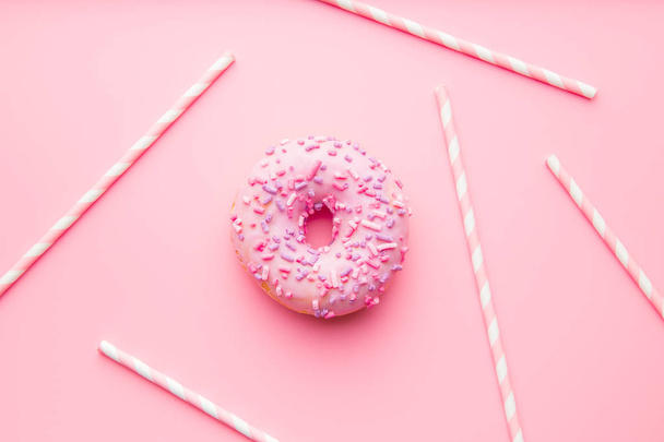 Pink donut and pink straws. - Foto, imagen