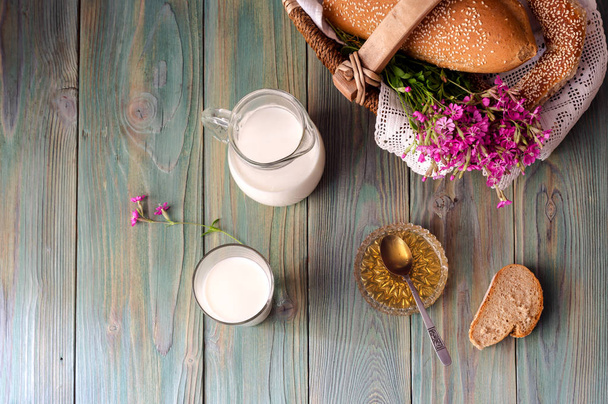 Mléko, med a chléb na stůl - Fotografie, Obrázek