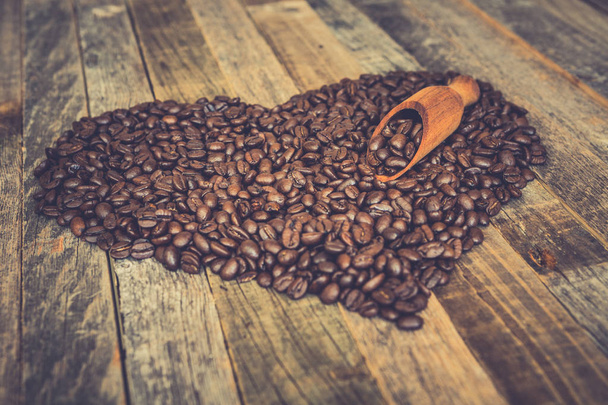 Kahvipavut muotoinen sydän puupohjalla
 - Valokuva, kuva