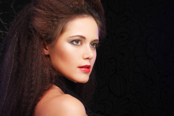 красота и концепция людей: молодая женщина с ярким макияжем, замыкание
 - Фото, изображение
