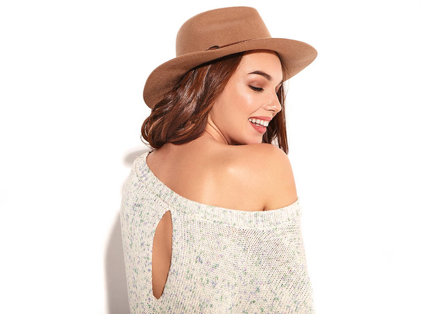 Portret van stijlvolle meisje model in casual zomer kleding in bruin hoed met natuurlijke make-up geïsoleerd op een witte achtergrond. Kijken naar camera - Foto, afbeelding